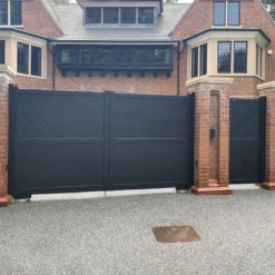 Barnstaple Premium Aluminium Driveway Double Gates - Black -Zen Gardenia Sales rmg003dgblack barnstaple premium aluminium double swing gate insitu1 min